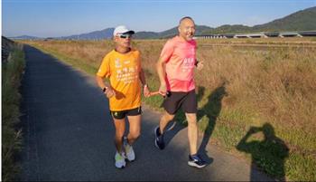 كفيف يركض 2250 كيلو فى ماراثون خيرى خلال 40 يوما باليابان