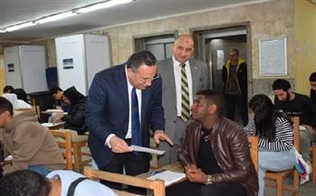 رئيس جامعة الإسكندرية يتابع سير الامتحانات بالكليات والمعاهد