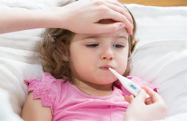 قبل العلاج .. تعرف على أسباب السخونة عند طفلك