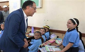 رئيس الوزراء يزور مدرسة وادي الملكات الابتدائية المشتركة بالأقصر