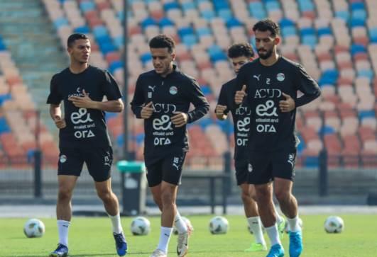 حسام حسن يفاضل بين ثنائي المنتخب لتعويض غياب صلاح