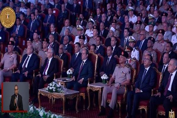 الرئيس السيسي يستمع لأغنية "مصر .. شعب.. جيش" في الندوة التثقيفية رقم 40 للقوات المسلحة