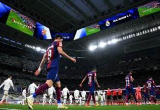 برشلونة يصل مدريد استعدادًا للكلاسيكو الليلة.. فيديو