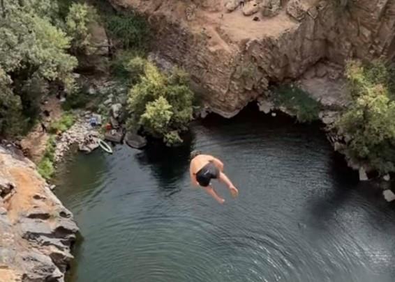 احبس أنفاسك.. فرنسي يسجل رقمًا عالميًا بـ «قفزة الموت» (فيديو)