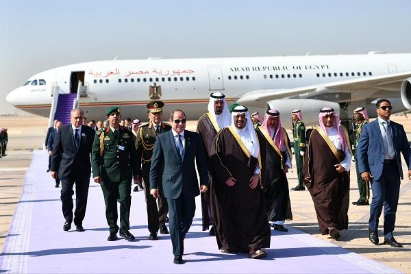 الرئيس السيسي يصل إلى السعودية للمشاركة في القمة العربية الإسلامية غير العادية