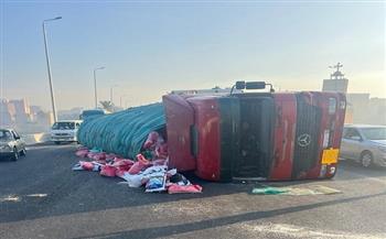 انقلاب سيارة نقل ثقيل يعطل حركة السير على الطريق الصحراوي بالإسكندرية