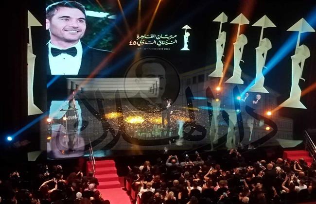 أحمد عز يهدي جائزة فاتن حمامة للزعيم عادل إمام خلال تكريمه بمهرجان القاهرة  