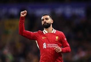 رونالدو يتواصل مع محمد صلاح لإقناعه بالانضمام إلى النصر السعودي.. هل ينجح الدون؟