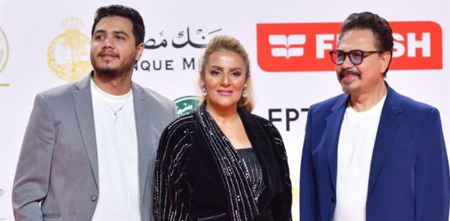 محمد رياض وعمر محمد رياض يدعمون رانيا محمود ياسين في عرض  "قشر البندق" بمهرجان السينما