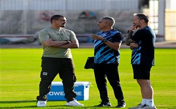   جوميز يجتمع مع معاونيه استعدادًا لمباراة الزمالك والمصري