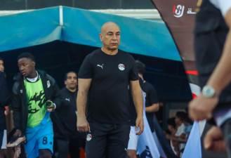 حسام حسن يسلم تقرير معسكر المنتخب الوطني لاتحاد الكرة