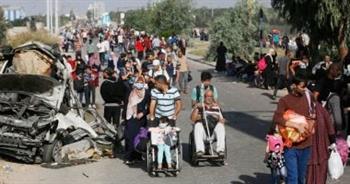 الاحتلال يجبر مئات الفلسطينيين على النزوح القسري من حى الشجاعية سيرا على الأقدام 