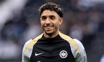 عمر مرموش على مقاعد بدلاء فرانكفورت أمام ليون في الدوري الأوروبي 