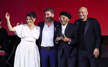 "الزراري الحمر" يفوز بجائزتي أفضل فيلم وأفضل مخرج بمهرجان البحر الأحمر