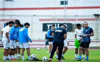 أحمد مجدي يجتمع مع لاعبي الزمالك قبل المران الجماعي 