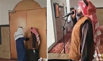 ياللي في الحارة افتحوا لنا.. إمام مسجد يغلق الباب على المصلين (فيديو)