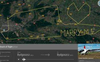   فكرة رومانسية غريبة.. طلب زواج على جهاز تعقب رحلة طيران