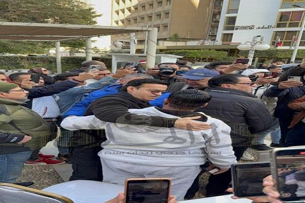 مصطفى كامل وعبد الباسط حمودة أول الحاضرين جنازة أحمد عدوية| صور