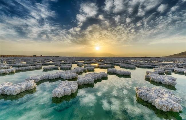 المدخنات البيضاء.. اكتشاف جديد في قاع البحر الميت يمكنه التنبؤ بالانهيارات الأرضية 