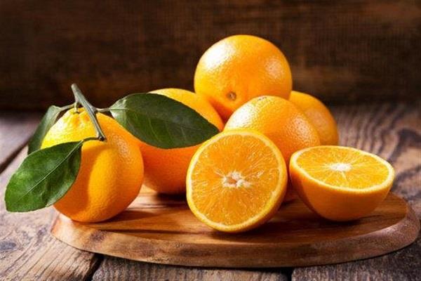 هل تناول برتقالة كاملة بقشرها يعالج الإمساك؟.. تقرير يجيب