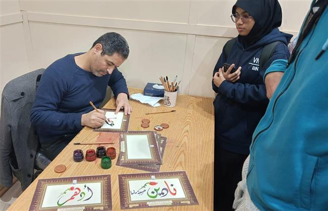 "الخط العربي" يجذب رواد معرض الكتاب في جناح الأزهر