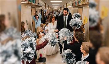 معلمة روضة تفاجئ طلابها بإقامة حفل زفاف في المدرسة