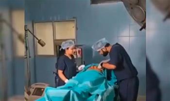فيديو.. طبيب يجري جلسة تصوير مع خطيبته خلال إجراء عملية جراحية