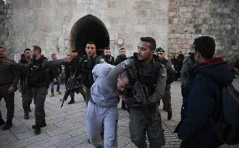 الاحتلال يعتقل شابا بعد الاعتداء عليه داخل المسجد الأقصى