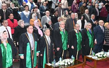 رئيس جامعة قناة السويس يشهد حفل تخريج الدفعة 36 لكلية الطب