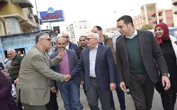 محافظ بورسعيد يلتقي أهالي حي المناخ خلال تفقده لمشروعات الطرق