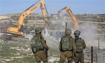 الاحتلال يهدم منزلين وجدارًا استناديًا غرب بيت لحم ويقصف منزلًا في جنين