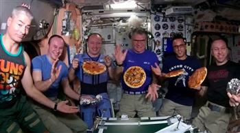 طهي البيتزا في الفضاء | فيديو مثير 