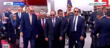 السيسي والسيدة قرينته يستقبلان الرئيس التركي وزوجته بمطار القاهرة