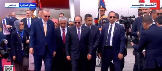 السيسي والسيدة قرينته يستقبلان الرئيس التركي وزوجته بمطار القاهرة