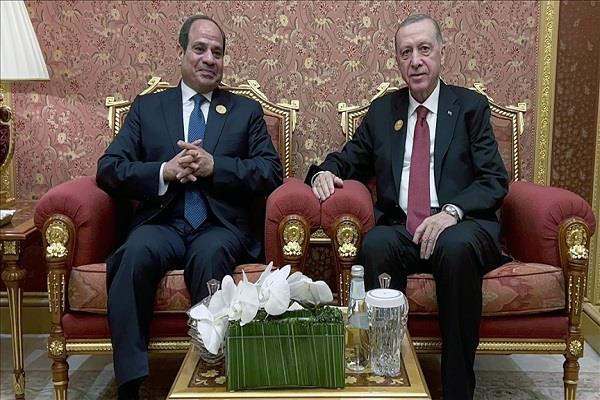 الرئيس السيسي يعقد جلسة مباحثات ثنائية مع نظيره التركي بحضور مسؤولي وفد الدولتين