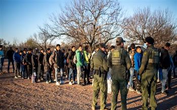 ولاية تكساس تقوم بتشييد قاعدة عسكرية قرب الحدود لردع المهاجرين