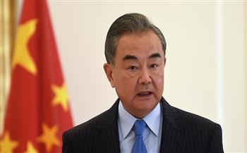 وزير الخارجية الصيني يدعو للاستئناف المبكر للمفاوضات بشأن الأزمة الأوكرانية
