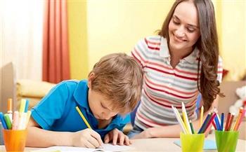 للأمهات.. طرق لمساعدة طفلك على عمل واجباته المدرسية دون عناد