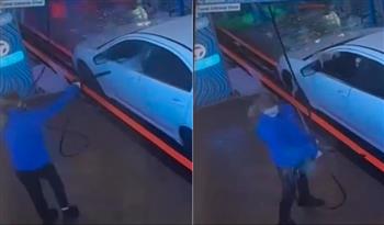 رد فعل انتقامي من عاملة غسيل سيارات على سائق قذفها بعصير ليمون (فيديو)