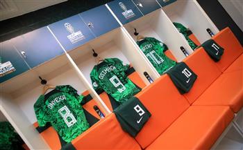 كأس الأمم الإفريقية.. قمصان نيجيريا تزين ملعب فليكس بونيي قبل لقاء أنجولا 