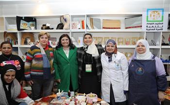 عضوتا قومى المرأة تزوران جناح المجلس بمعرض الكتاب وتشيدا بمنتجاته وإصداراته 