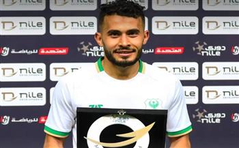 سمير فكري يحصد جائزة أفضل لاعب في مباراة المصري وبلدية المحلة 
