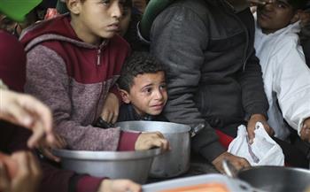 أسوشيتيد برس : توقف عمليات توصيل المواد الغذائية إلى شمال غزة بسبب فوضى الحرب