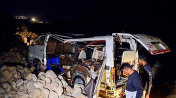 مصرع 14 شخصًا إثر سقوط شاحنة من على منحدر وسط الفلبين 