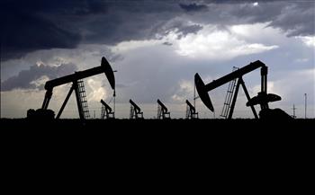 النفط يتراجع مع بحث المستثمرين آفاق خفض الفائدة الأمريكية