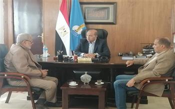 رئيس مدينة مرسى علم يلتقي بنقيب المعلمين بالبحر الأحمر