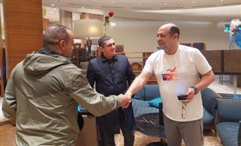 مسؤولو الزمالك وأبو سليم الليبي يستقبلون الجزائري رشيد أوكالي مراقب المباراة 