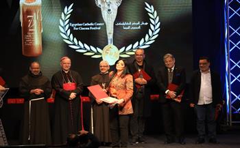 حورية فرغلي تستسلم جائزة منى زكي في مهرجان المركز الكاثوليكي للسينما 