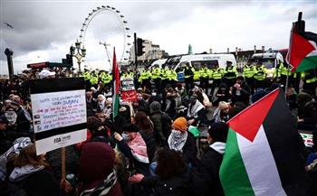 تقرير: المتظاهرون المؤيدون للفلسطينيين حاولوا اقتحام البرلمان في لندن بالقوة