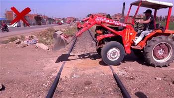 «النقل» تناشد المواطنين بعدم إقامة معابر غير شرعية على قضبان السكك الحديدية  